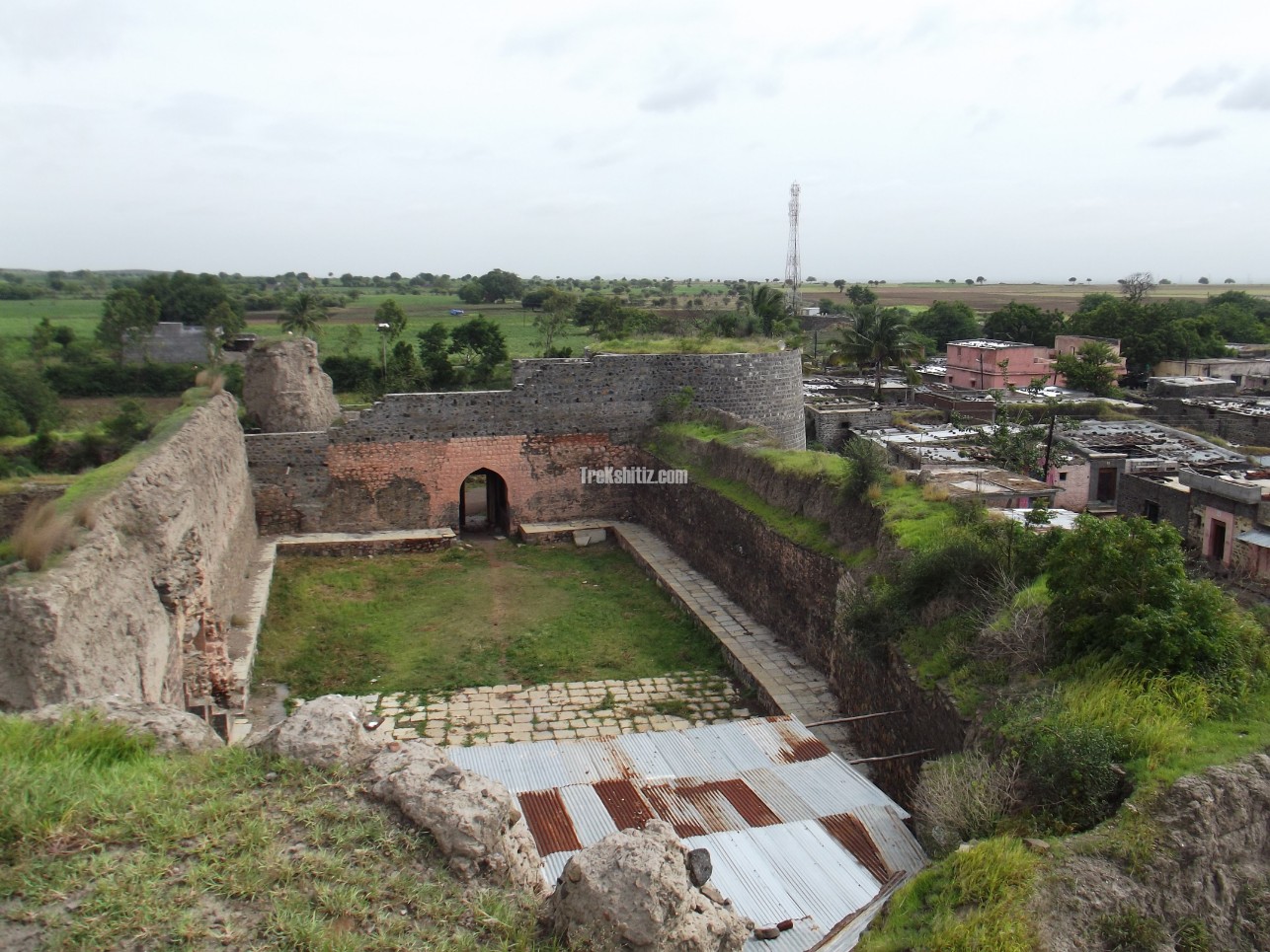 Dhotri Fort (Gadhi)